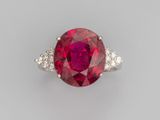 une bague en rubis et diamants