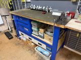 un établi sur lequel sont posés des outils dans un garage