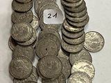 un tas de pièces d'argent posées sur une table sur laquelle figure un chiffre