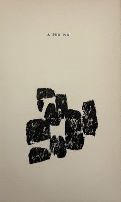une photo en noir et blanc d'un livre sur lequel figure l'image d'une personne