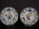 paire d'assiettes anciennes en porcelaine chinoise ornées de fleurs et d'oiseaux