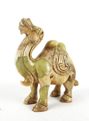 une figurine représentant un chameau sur fond blanc