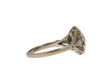 gros plan d'une bague en diamant sur fond blanc