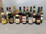 des bouteilles de vin sont alignées sur une table devant un mur