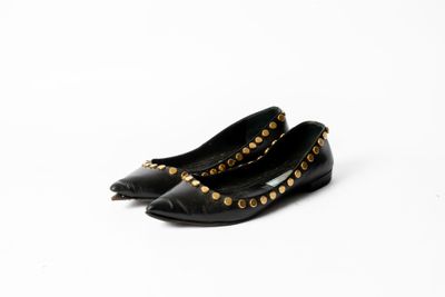 une paire de chaussures noires ornées de clous dorés