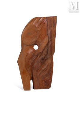 sculpture en bois représentant le visage d'une femme sur fond blanc