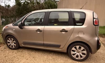 une petite voiture argentée garée sur le bord de la route