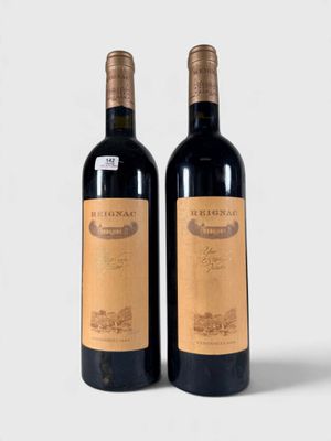 deux bouteilles de vin rouge posées l'une à côté de l'autre sur une surface blanche
