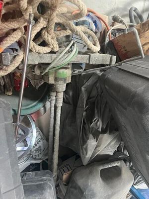 un tas de vieilleries à l'arrière d'un camion