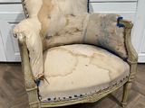 une vieille chaise dont la peinture s'écaille, posée sur un parquet