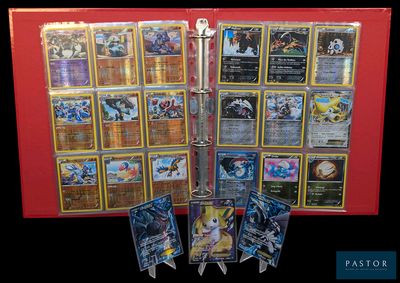une photo montrant un présentoir de cartes Pokémon sur un mur rouge