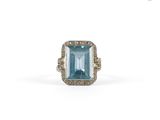 une bague de cocktail sertie d'une aigue-marine et de diamants