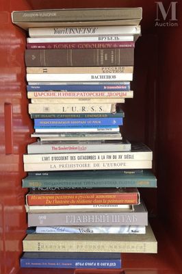 plusieurs livres empilés sur une étagère