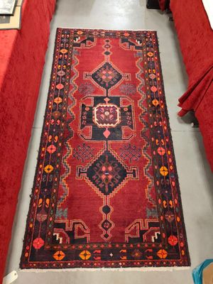 un long tapis rouge posé à même le sol dans une pièce