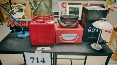 une table sur laquelle se trouvent de nombreux objets