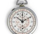 gros plan d'une montre de poche sur fond blanc