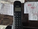 un téléphone posé sur une table