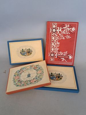 trois livres sont posés l'un à côté de l'autre sur une table