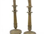 une paire de chandeliers en laiton sur fond blanc