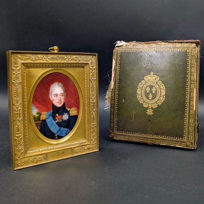 une paire de portraits miniatures représentant un homme et une femme en tenue militaire
