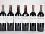 quatre bouteilles de vin rouge alignées