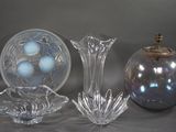 trois vases en verre posés l'un à côté de l'autre sur une table