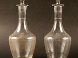 une paire de carafes en verre transparent sur fond noir