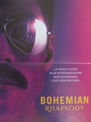 une affiche du film « Bohemian Rhapsody » mettant en scène un homme portant des lunettes de soleil