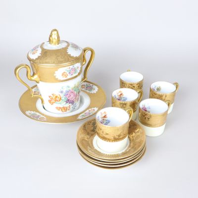 un service à thé doré et blanc, avec tasses et soucoupes