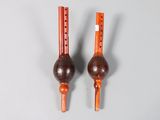 une paire d'instruments de musique chinois sur fond gris