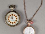 deux types différents de montres de poche exposées sur une table