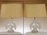 une paire de lampes de table en verre blanc avec un abat-jour beige