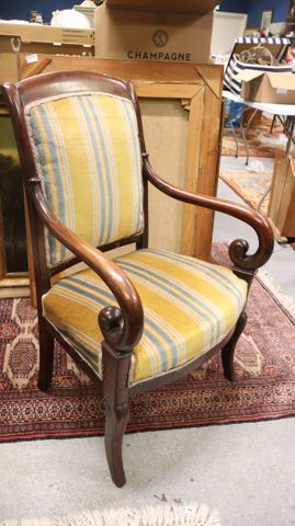 Fauteuil Louis Philippe accotoirs à crosse garni de velours jaune...