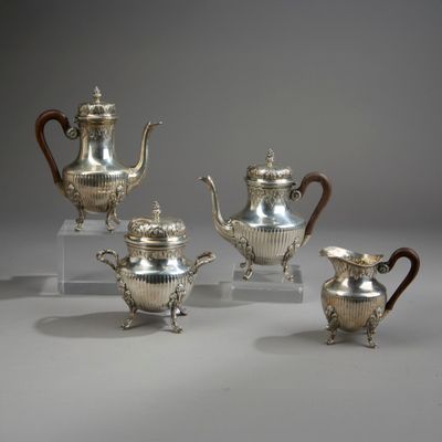 un service à thé et à café en argent composé de quatre pièces, présenté sur des socles