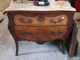 une commode en marbre exposée dans un magasin