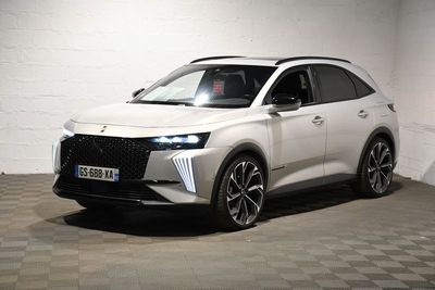 le SUV blanc est garé dans une pièce au sol en damier