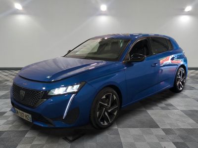 une voiture bleue est garée sur le sol à carreaux d'un garage