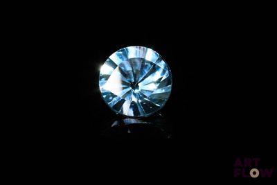gros plan d'un diamant bleu sur une surface noire
