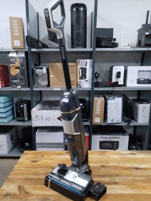 un aspirateur posé sur une table dans une pièce