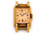 une image d'un gros plan d'une montre-bracelet sur une surface blanche