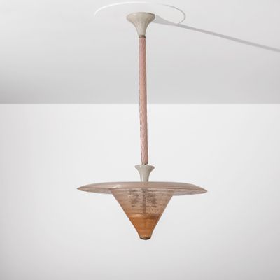 le luminaire est suspendu au plafond de la pièce