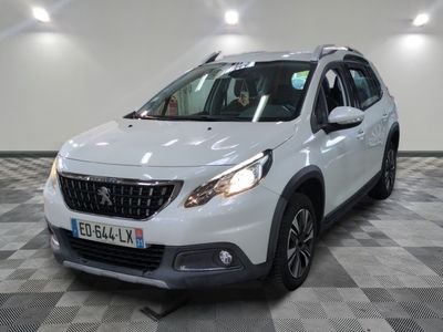 la voiture blanche est garée dans le garage sur un sol en damier