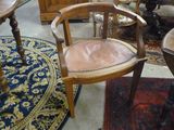 de nombreuses chaises et tables dans une pièce recouverte d'un tapis