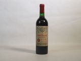 une bouteille de vin posée sur une table
