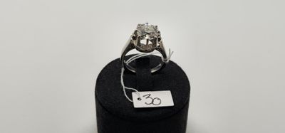 Gros plan sur une bague surmontée d'un diamant