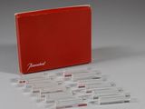 une boîte rouge contenant tout un tas de stylos