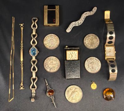 de nombreux bijoux en or et en argent posés sur une table noire