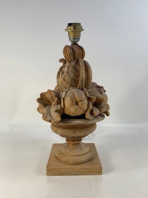 une statue représentant une femme assise sur un vase