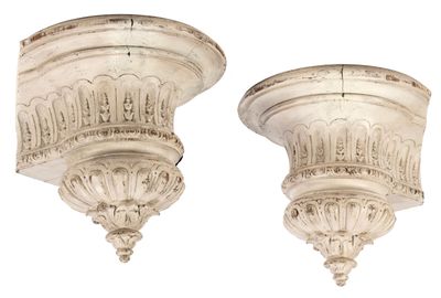 paire de moulures anciennes en plâtre blanc sur fond blanc