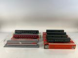 Trois trains miniatures sont posés côte à côte sur une table